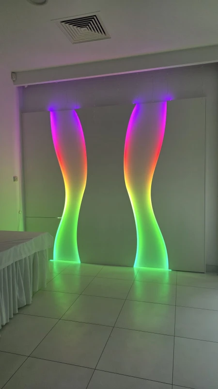 Biała podświetlana ścianka dekoracyjna 5-elementowa Velia RGB + White LED